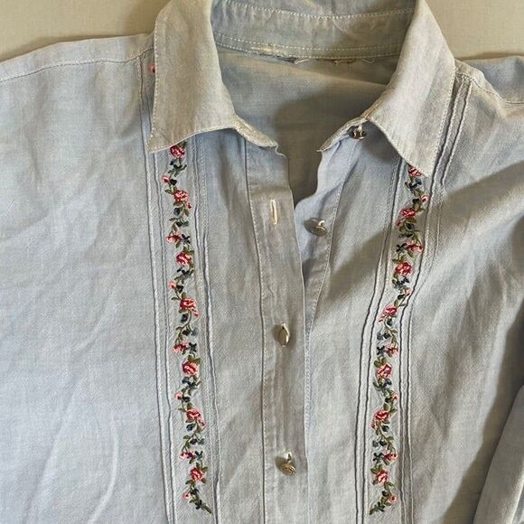Light Blue Long Sleeved Shirt with Embroidery Design - No Tag Vintage - Picture 2 of 8